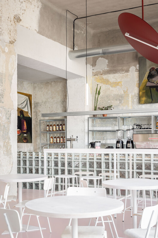 Café Výklad / Grau Architects - Фотография интерьера, стол, стул, столешница