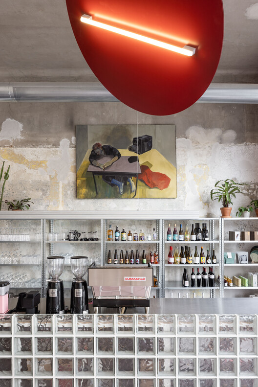 Café Výklad / Grau Architects - Фотография интерьера, кухни, стеллажей