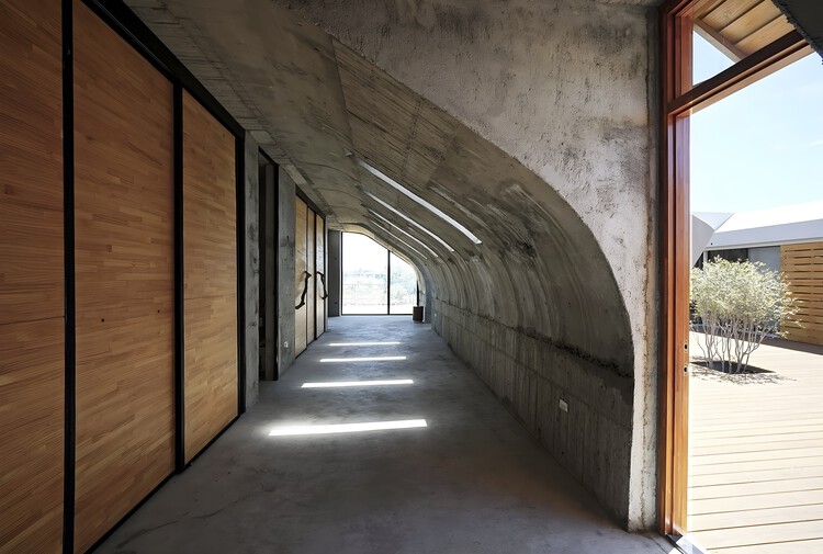 Скрытый дом / Yuan Architects - Фотография интерьера, окна, арка