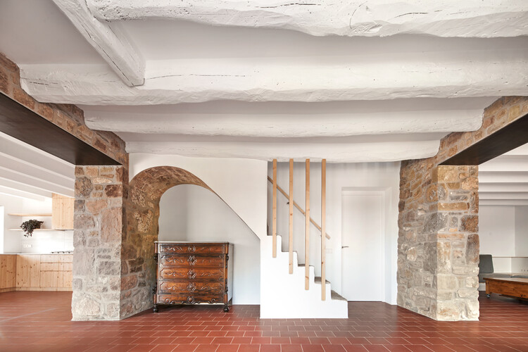 108ERA Реконструкция фермерского дома в Гранере / Vallribera Arquitectes - Фотография интерьера, лестница, балка