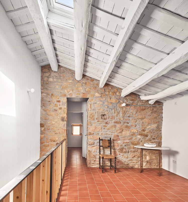 108ERA Реконструкция фермерского дома в Гранере / Vallribera Arquitectes - Фотография интерьера, кирпич, брус