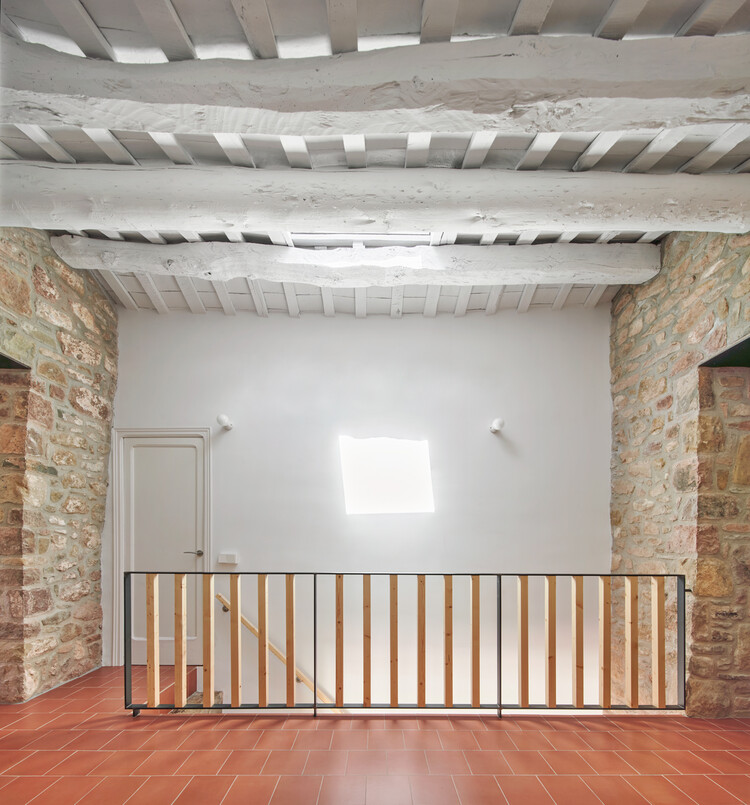 108ERA Реконструкция фермерского дома в Гранере / Vallribera Arquitectes - Фотография интерьера, кирпич, балка, окна, перила