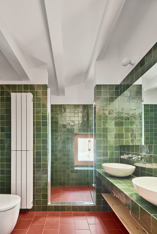 108ERA Ремонт фермерского дома в Гранере / Valllribera Arquitectes - Фотография интерьера, ванная комната, раковина