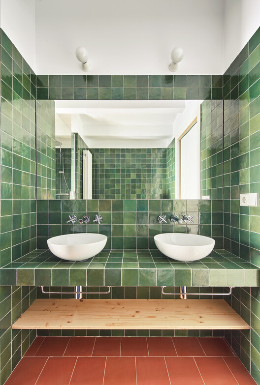 108ERA Ремонт фермерского дома в Гранере / Valllribera Arquitectes - Фотография интерьера, ванная комната, раковина