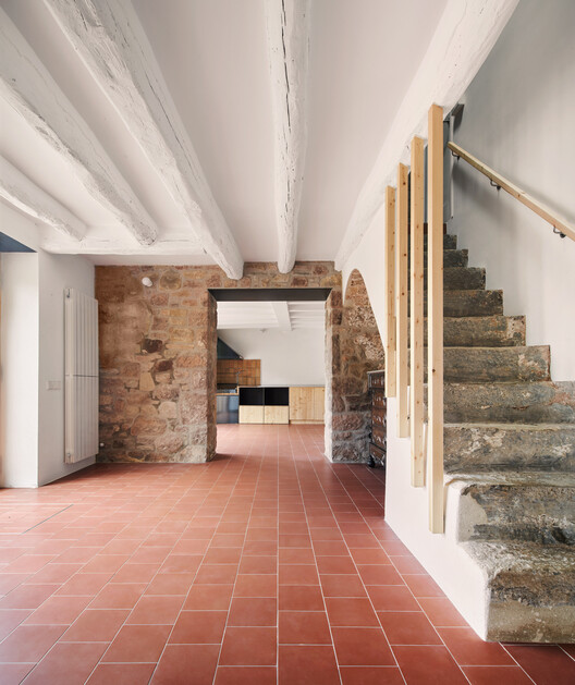 108ERA Реконструкция фермерского дома в Гранере / Vallribera Arquitectes - Фотография интерьера, лестница, кирпич