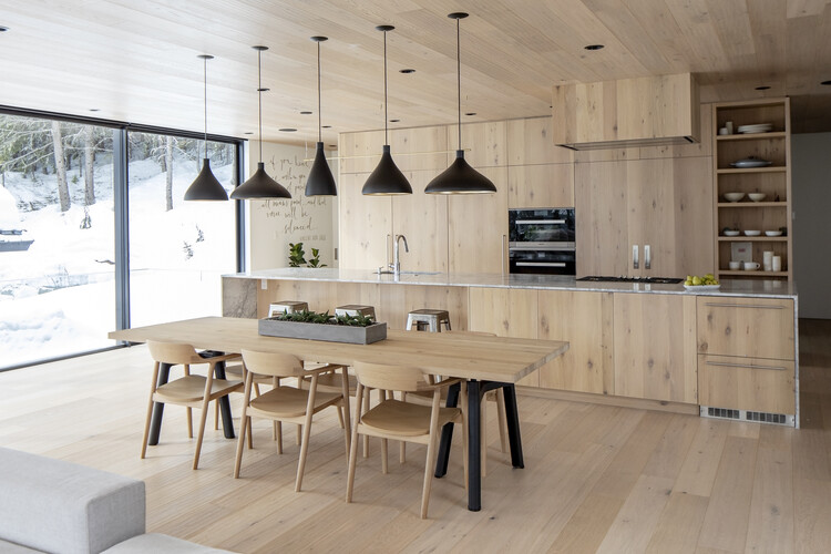 Дом на верхушке дерева в Уистлере / Evoke International Design — фотография интерьера, кухня, стол, столешница, балка