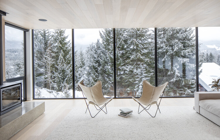 Дом на верхушке дерева в Уистлере / Evoke International Design — фотография интерьера, стул