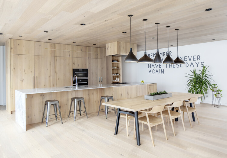 Дом на верхушке дерева в Уистлере / Evoke International Design — фотография интерьера, кухня, стол, стул, балка