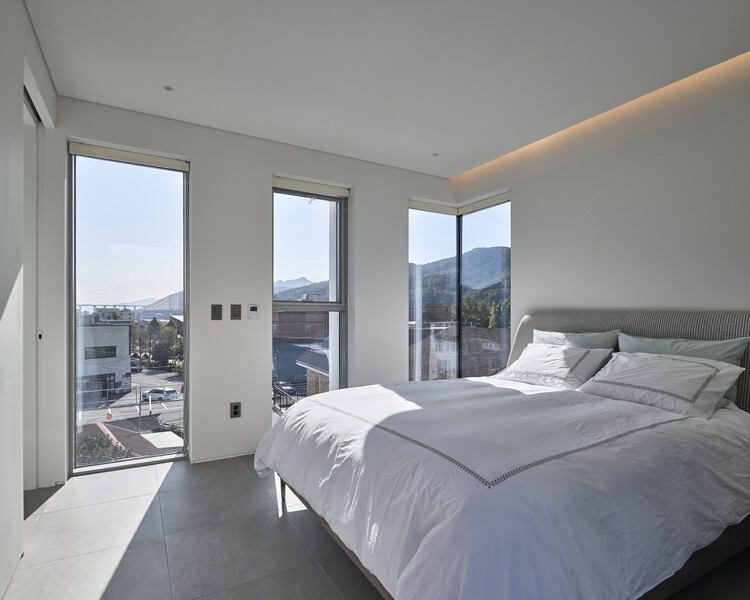 Многофункциональное здание Гиён-га / Todot Architects and Partners - Фотография интерьера, спальня, окна, кровать