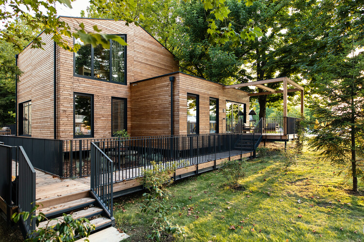 Preistoriche Green Lodge / Studio Apostoli - Экстерьерная фотография, окна, фасад, лес, сад
