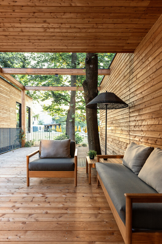 Preistoriche Green Lodge / Studio Apostoli - Фотография интерьера, гостиная, балка