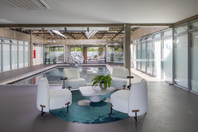 Офисы OIT в Бразилии / Juliana Santana Arquitetura - Фотография интерьера, стол, стул