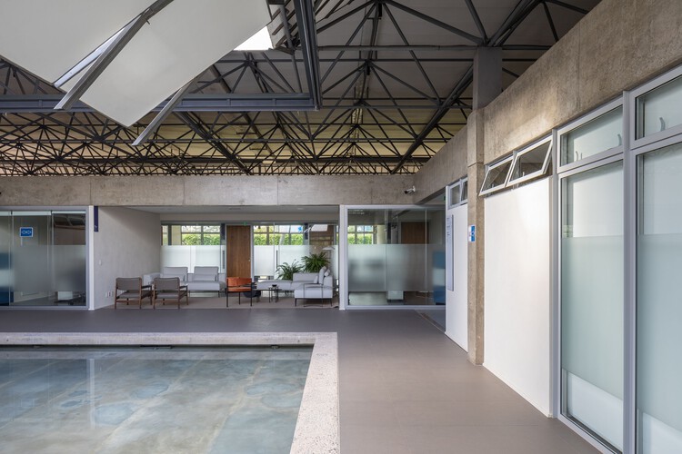 Офисы OIT в Бразилии / Juliana Santana Arquitetura - Фотография интерьера, кухня, стул, балка, окна