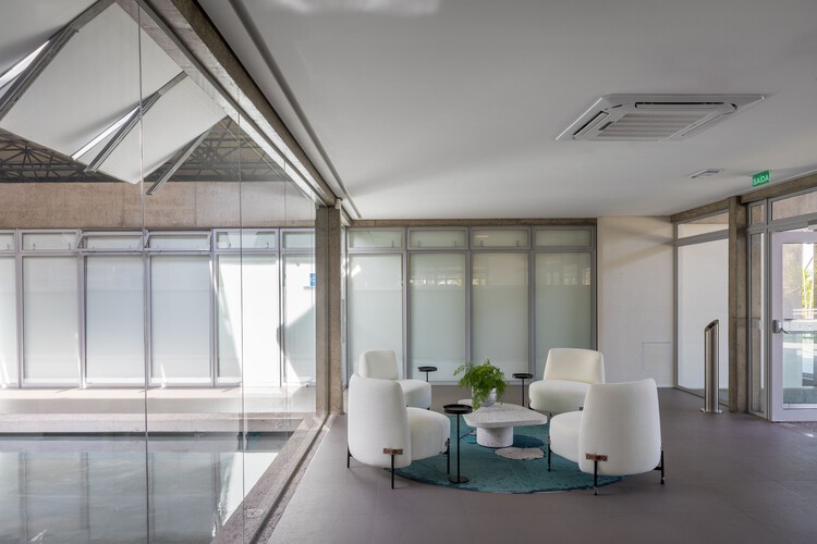 Офисы OIT в Бразилии / Juliana Santana Arquitetura - Фотография интерьера, стул, окна