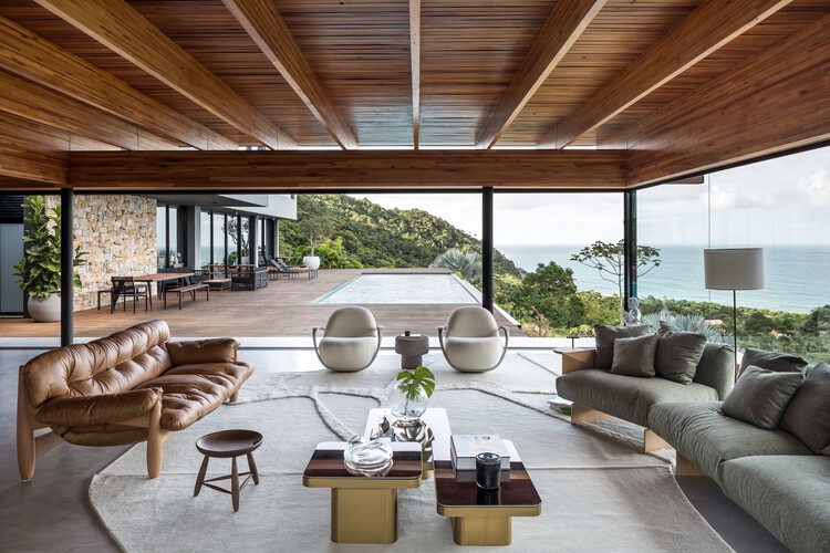 FB House / Jobim Carlevaro Arquitetos - Фотография интерьера, гостиная, стол, балка, терраса