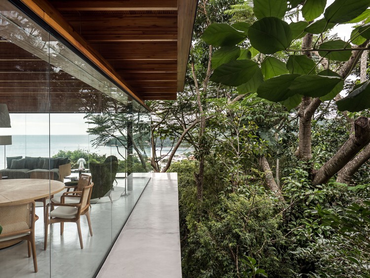 FB House / Jobim Carlevaro Arquitetos - Фотография экстерьера, стол, стул, патио