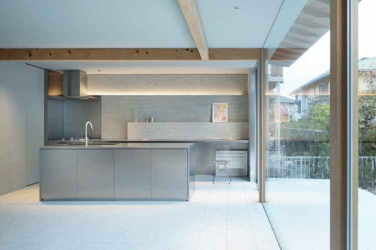 Дом Кобе Хёго / YYA / Yusuke Yoshino Architects — Фотография интерьера, кухня, столешница, раковина, балка