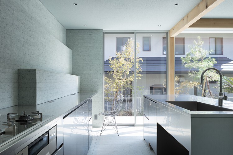 Дом Кобе Хёго / YYA / Yusuke Yoshino Architects — фотография интерьера, кухня, столешница, окна