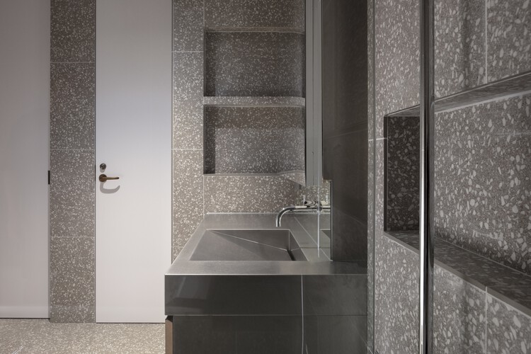 Дом Кобе Хёго / YYA / Yusuke Yoshino Architects — Фотография интерьера, ванная комната, раковина, столешница