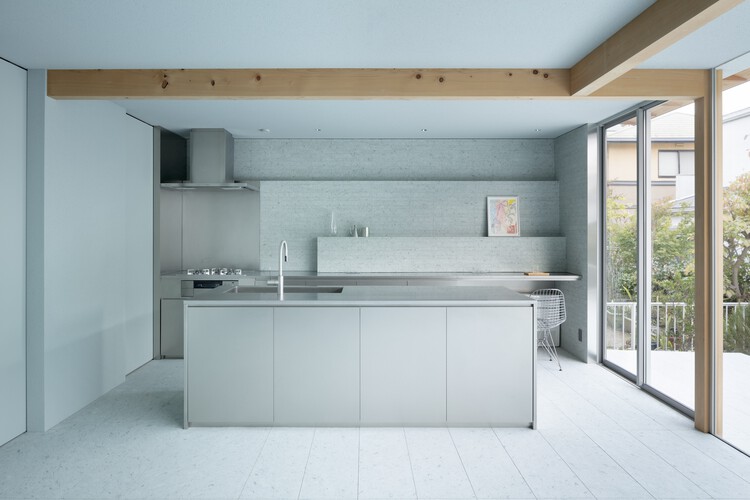 Дом Кобе Хёго / YYA / Yusuke Yoshino Architects — Фотография интерьера, кухня, окна