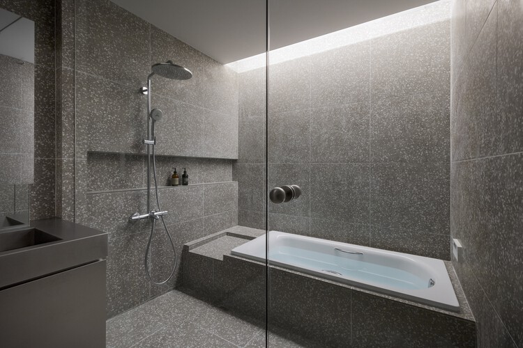 Дом Кобе Хёго / YYA / Yusuke Yoshino Architects - Фотография интерьера, ванная комната, ванна, душ, дверь, раковина