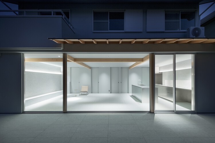 Дом Кобе Хёго / YYA / Yusuke Yoshino Architects - Фотография интерьера, окна, двери, фасад, колонна