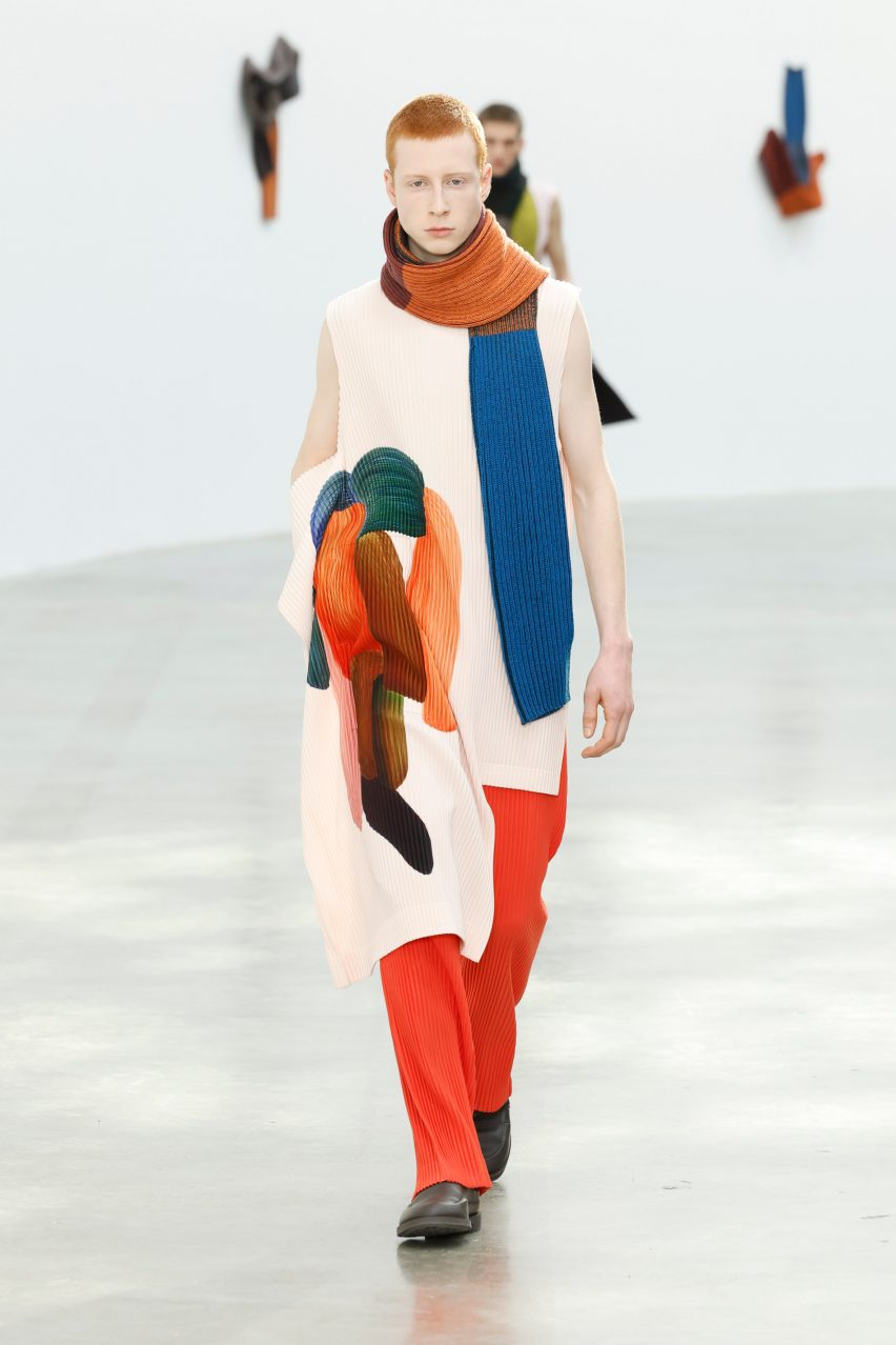 Модель в асимметричном топе и шарфе из модной коллекции, созданной в сотрудничестве с Ронаном Буруллеком.