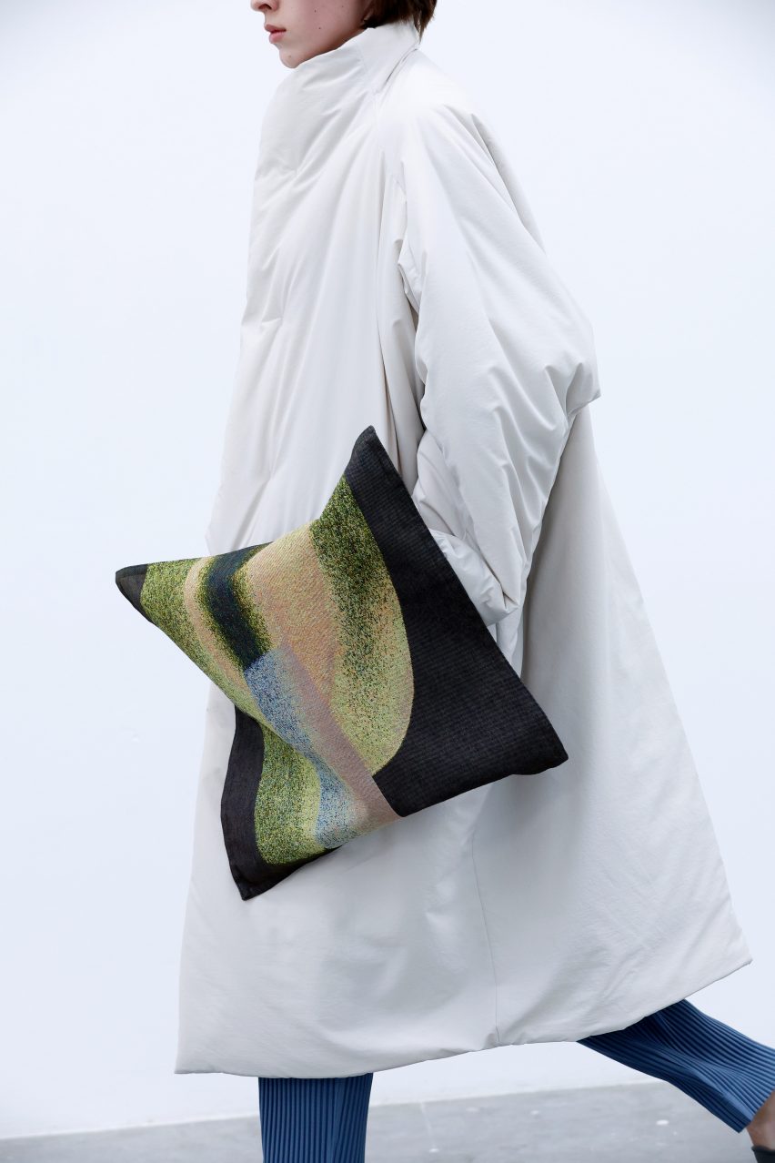 Пуховик с огромным огромным карманом из модной коллекции в сотрудничестве с Ронаном Буруллеком.