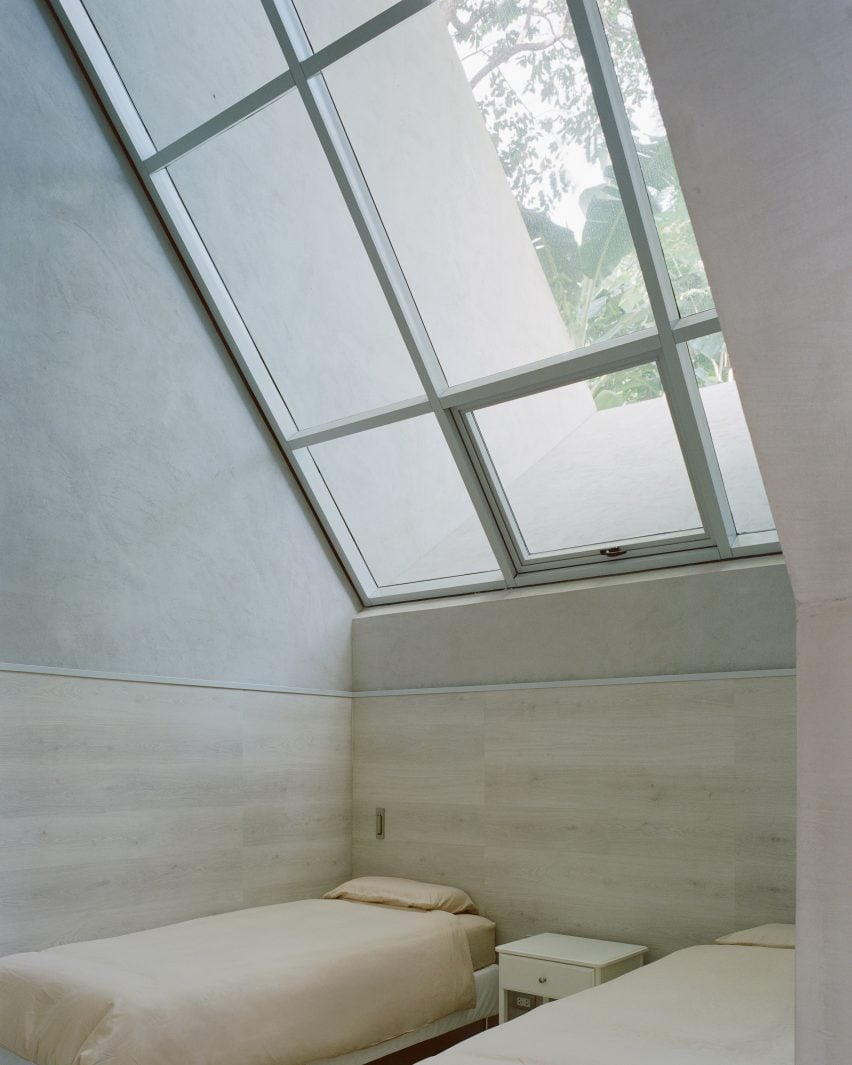 Спальня с мансардным окном