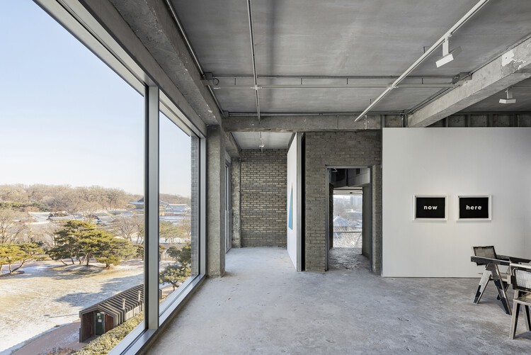 Галерея Arario Seoul / Schemata Architects - Фотография интерьера, балка, окна