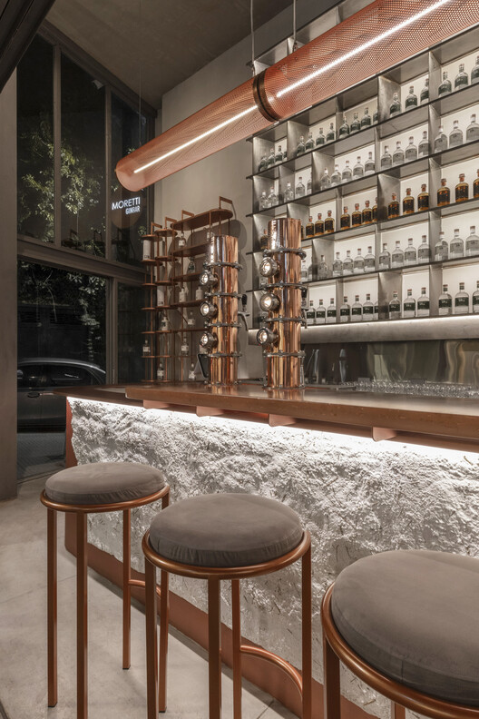 Джин-бар Moretti / Estudio Grizzo Arquitectos - Фотография интерьера, кухня, стол, дерево, стеллажи, кирпич, стул, балка
