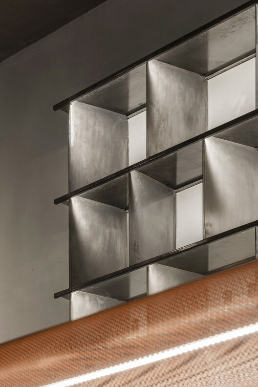 Джин-бар Moretti / Estudio Grizzo Arquitectos - Фотография интерьера, стеллажи, фасад