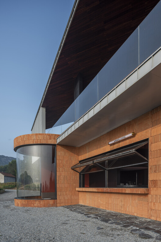 Заднее окно - Трибуна BMX Racing / HyperSity Architects - Фотография экстерьера, Кирпич, Фасад, Окна
