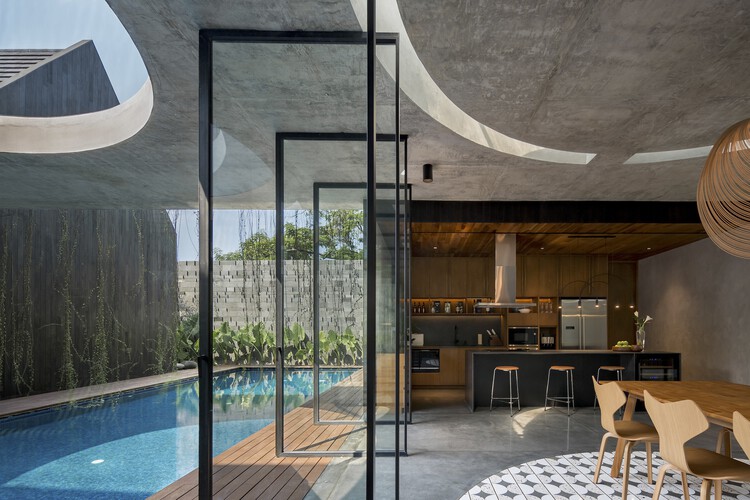 Halo House / Tamara Wibowo Architects - Фотография интерьера, кухня, стол, стул