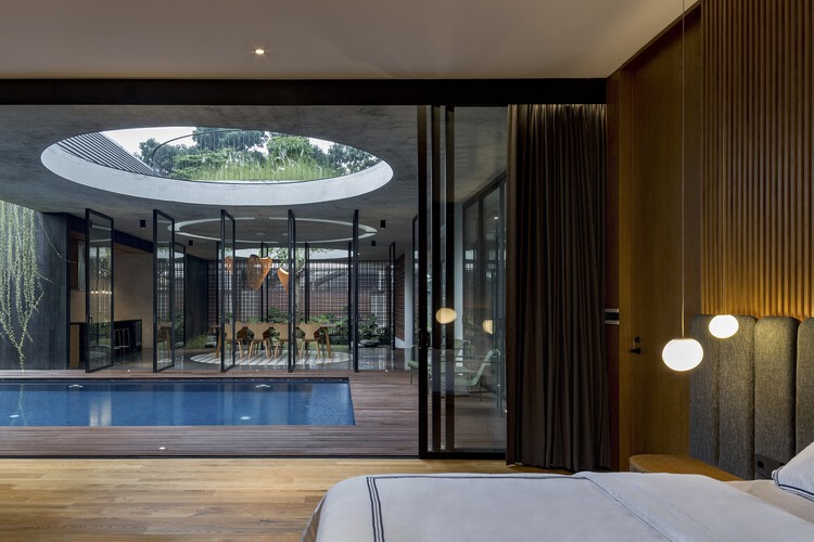 Halo House / Tamara Wibowo Architects - Фотография интерьера, окна, стул