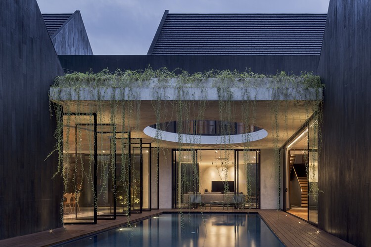 Halo House / Tamara Wibowo Architects - Фотография экстерьера, фасад, стул