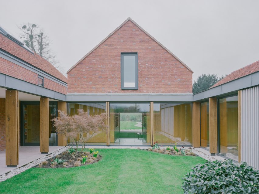 Открытый двор в Лоуотере в Марлоу, Великобритания, архитектор Fletcher Crane Architects