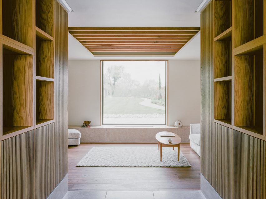 Спальня с деревянными рейками внутри Лоуотера в Марлоу, Великобритания, архитектор Fletcher Crane Architects
