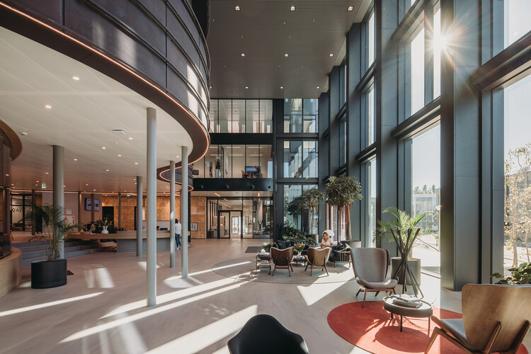 Офис EDGE Stadium / Atelier PRO Architects - Фотография интерьера, окна, стул