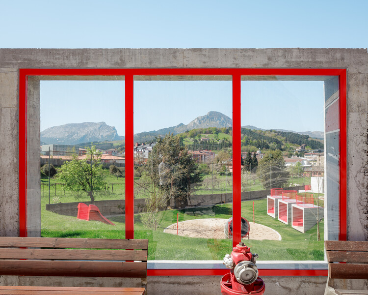 Начальная школа Сан-Антонио 2.0.  Внешний вид / ELE Arkitektura - Фотография экстерьера, окна, двери