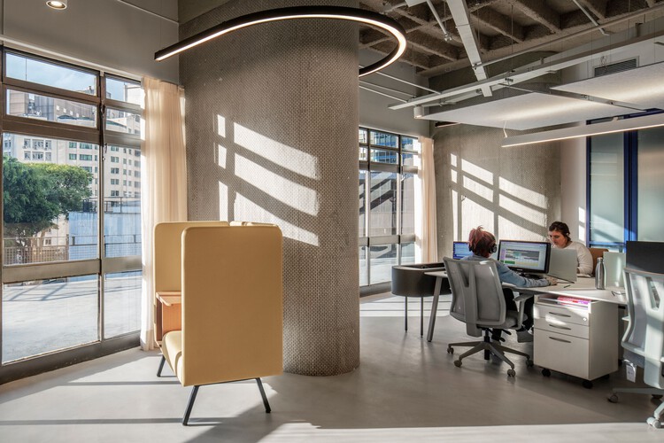 Офисы Heartman / Pitá Arquitetura - Фотография интерьера, стул, стол, балка