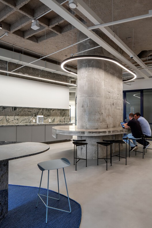 Офисы Heartman / Pitá Arquitetura - Фотография интерьера, кухня, стол, балка