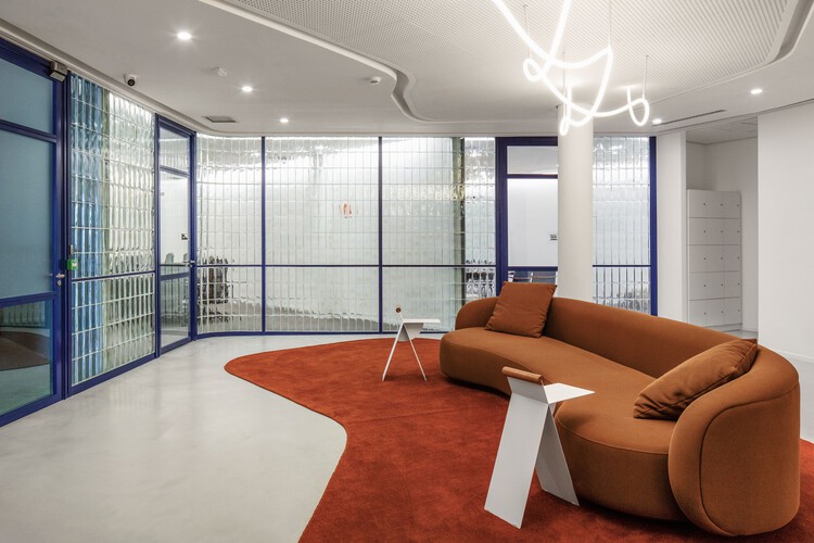 Офисы Heartman / Pitá Arquitetura - Фотография интерьера, гостиная, диван, стул