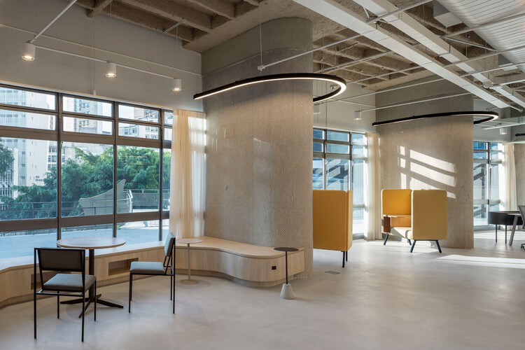 Офисы Heartman / Pitá Arquitetura - Фотография интерьера, стол, стул