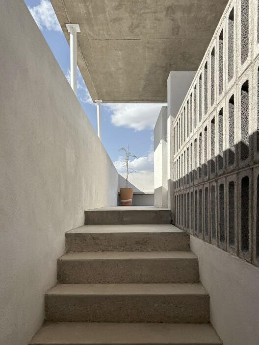 Коридорное здание / Pereda Han Estudio - Фотография интерьера, лестница, фасад, перила