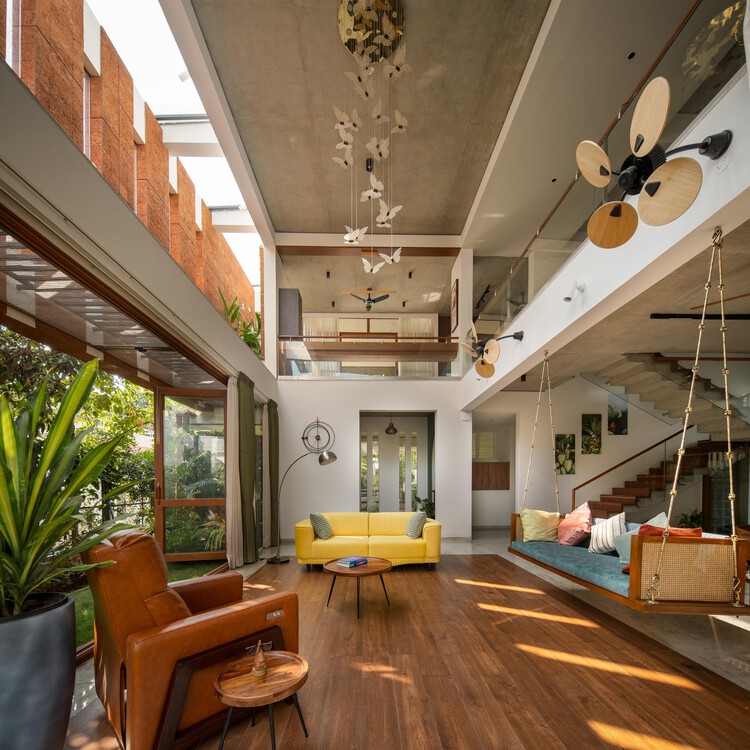 Дом зелени / 4site Architects - Фотография интерьера, гостиная, стол, окна, балка
