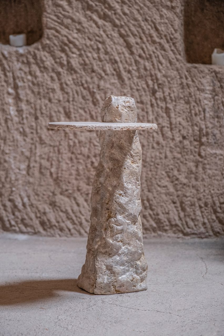 Скульптурный каменный стол