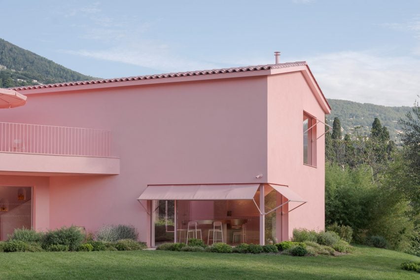 Розовое здание Domaine de la Rosa в Грассе