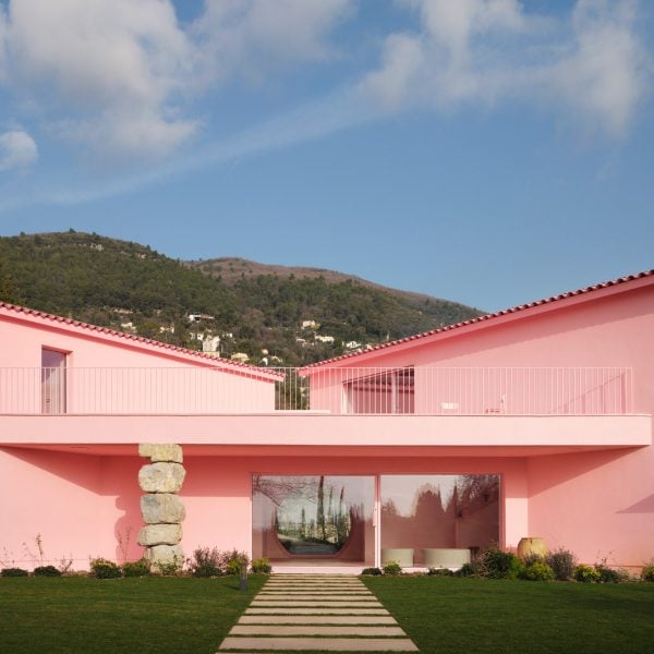 Nem Architectes окрасила французскую виллу на склоне холма в розовый цвет для парфюмерии Lancôme