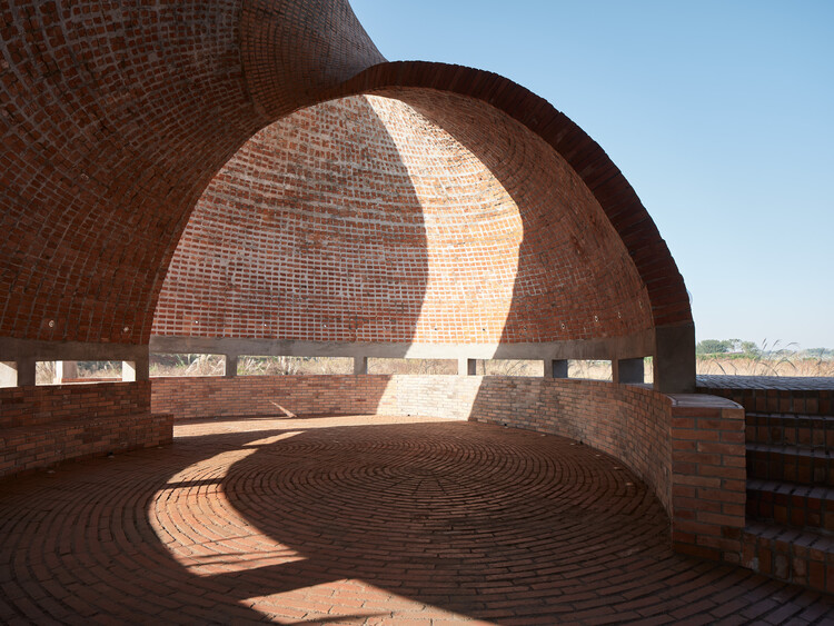 Библиотека концепций Twisted Brick Shell / HCCH Studio — Фотография экстерьера, кирпич, арка